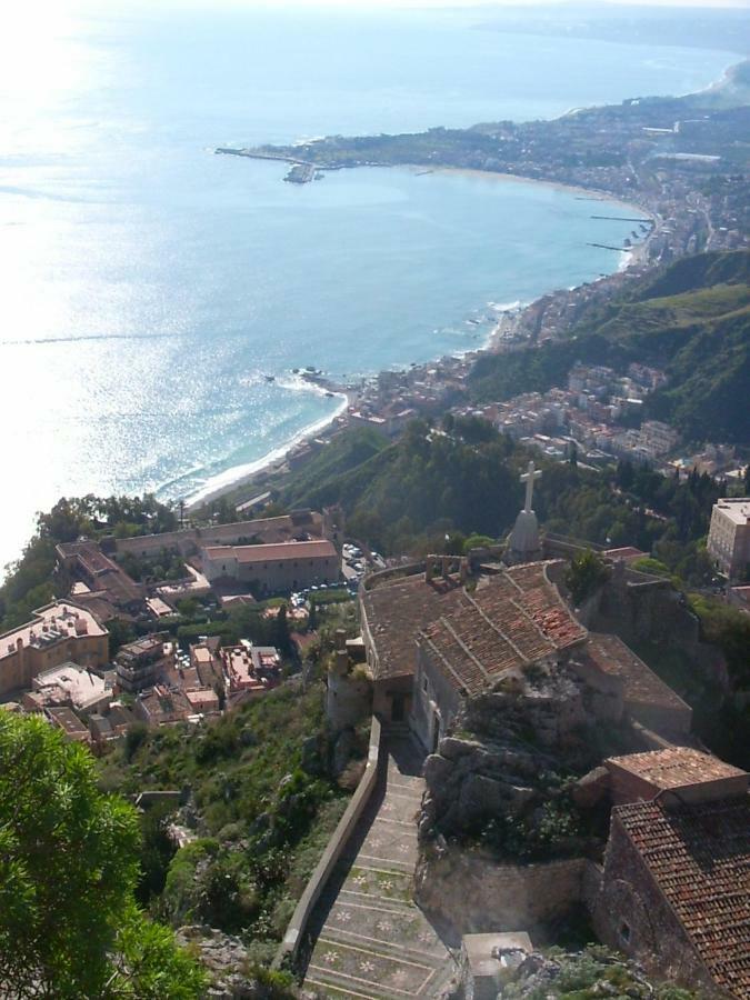 Апартаменты Taormina Castle And Sea View Экстерьер фото