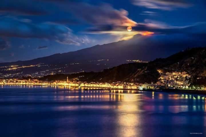 Апартаменты Taormina Castle And Sea View Экстерьер фото